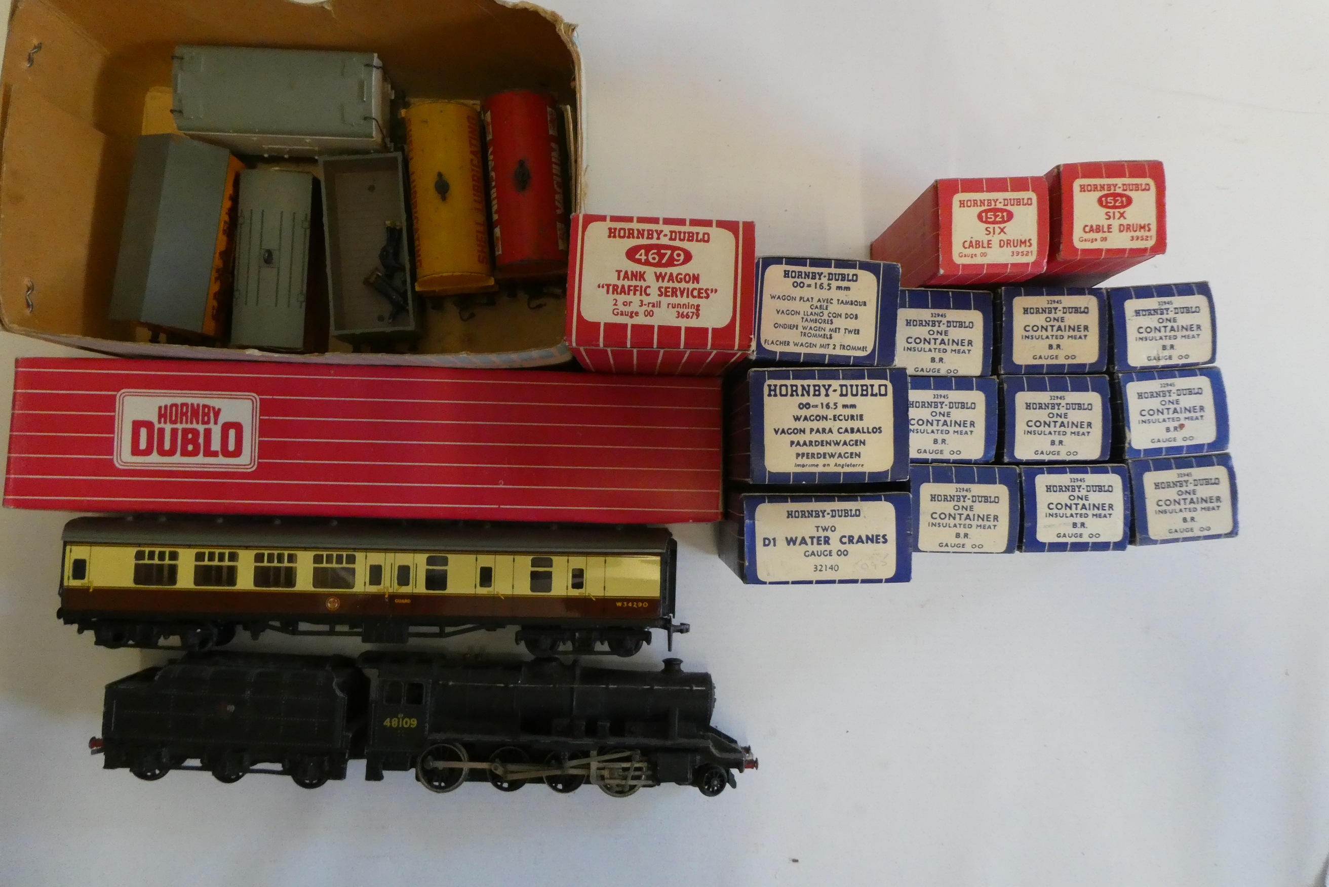 Hornby Dublo rolling stock and accessories comprising 4679 tank wagon Image