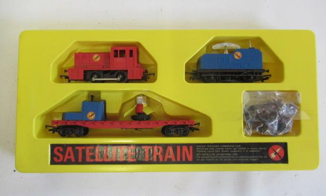 Triang Battle Space Satellite Train, outer card packing missing, locomotive and wagons with soldiers Image