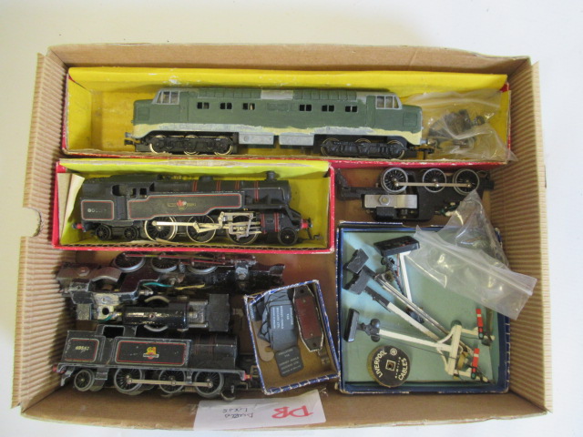 Playworn Hornby Dublo locomotives and chassis and three signals, F-P (Est. plus 24% premium inc. Image