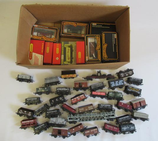 Goods rolling stock by Mainline, Hornby and others, some items boxed, F-G (Est. plus 24% premium Image