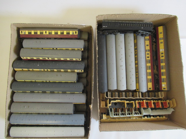 Twenty six unboxed B.R. passenger coaches by Hornby and a small number of coach plastic seating, F Image