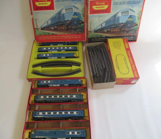 Triang blue Pullman train set with two coaches and track, and a power car and coaches with track Image