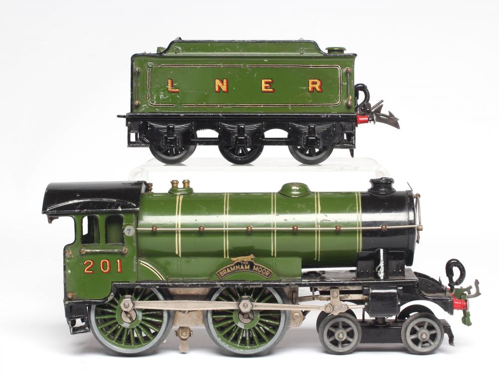Hornby clockwork 4-4-0 L.N.E.R. 0-4-0 and tender in a flat paint finish, boxed G (Est. plus 24% Image