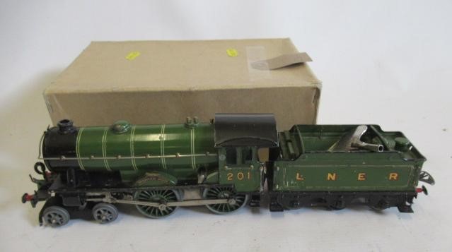 Hornby clockwork 4-4-0 L.N.E.R. 0-4-0 and tender in a flat paint finish, boxed G (Est. plus 24% Image