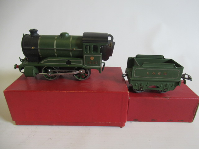Hornby clockwork 501 L.N.E.R. 0-4-0 and tender in flat paint finish, boxed G (Est. plus 24% premium Image