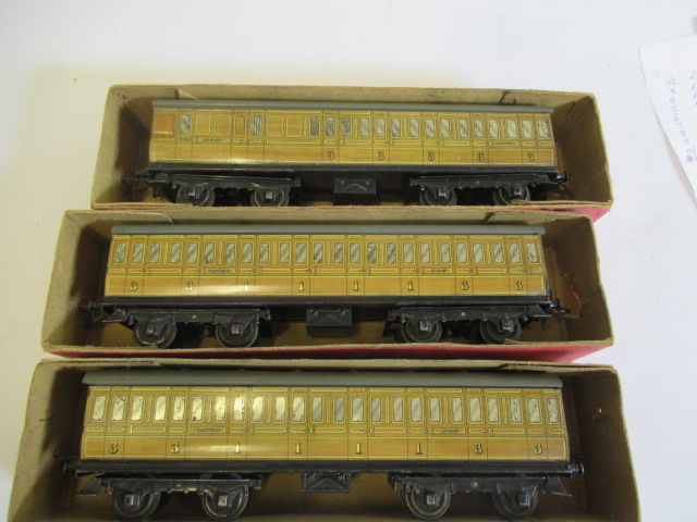 Three boxed Hornby No.2 L.N.E.R. coaches, some minor paint loss, boxes F-P, models F (Est. plus 24% Image