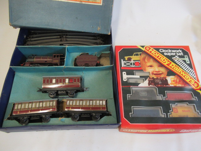 Hornby 501 passenger set with clockwork L.M.S. locomotive and three passenger coaches, F, and a Image