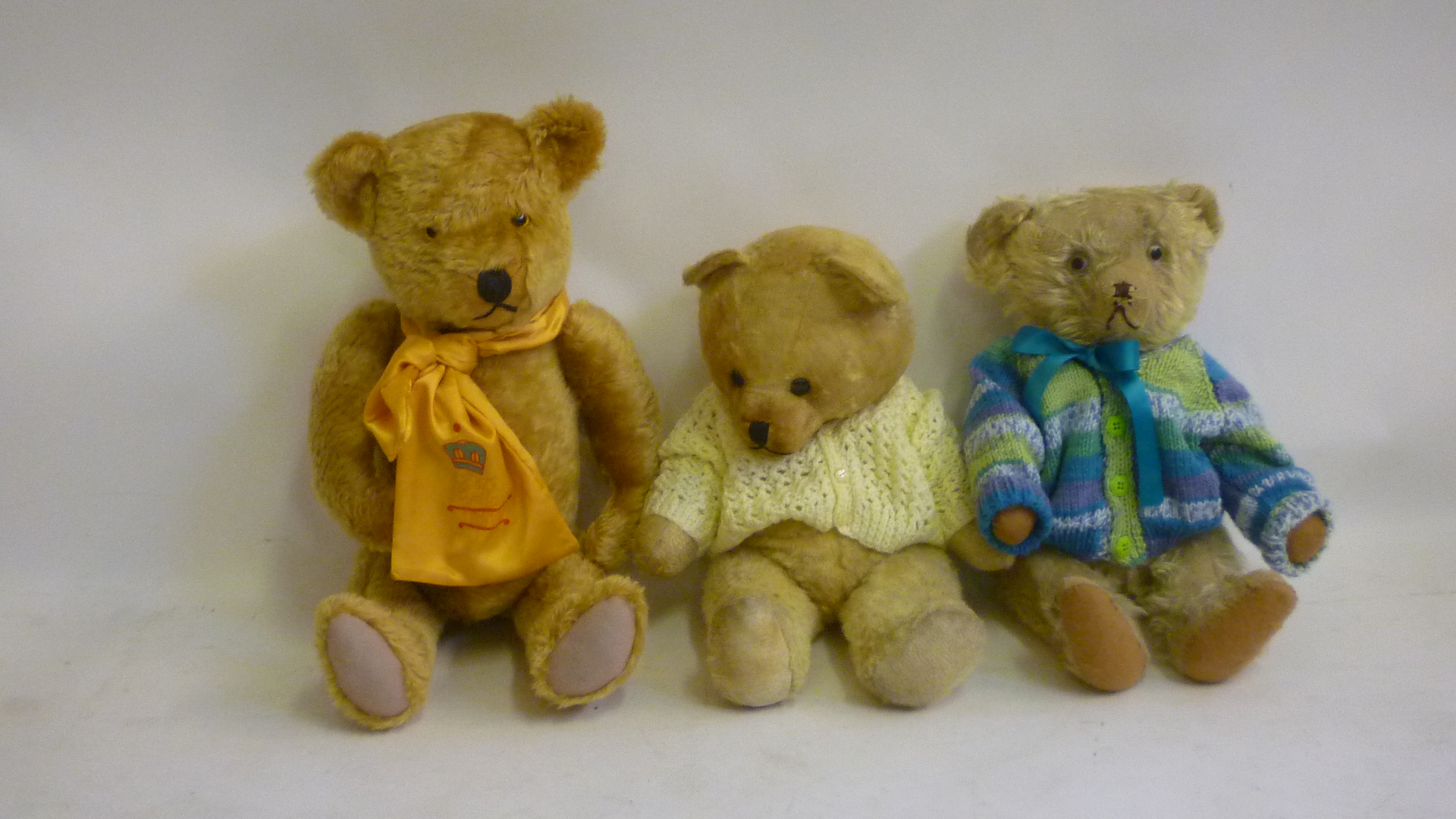 A Deans Ragbook Limited Edition bear No.62/500 "Bertram" in gold plush Image