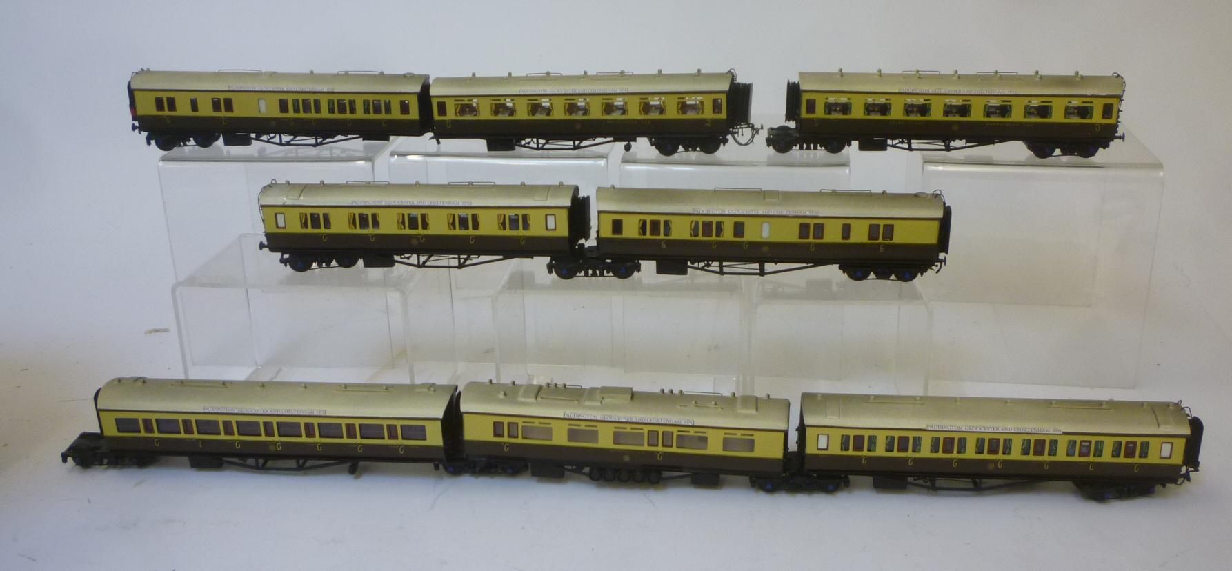 G.W.R. Articulated Coach Set with eight corridor coaches including dining Image