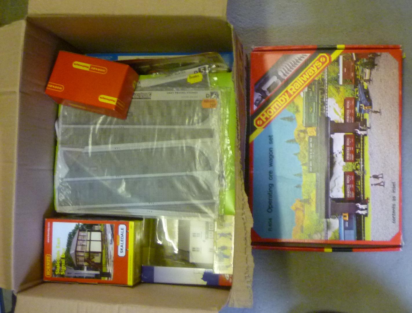 Hornby trackside accessories including Hopper wagon set Image