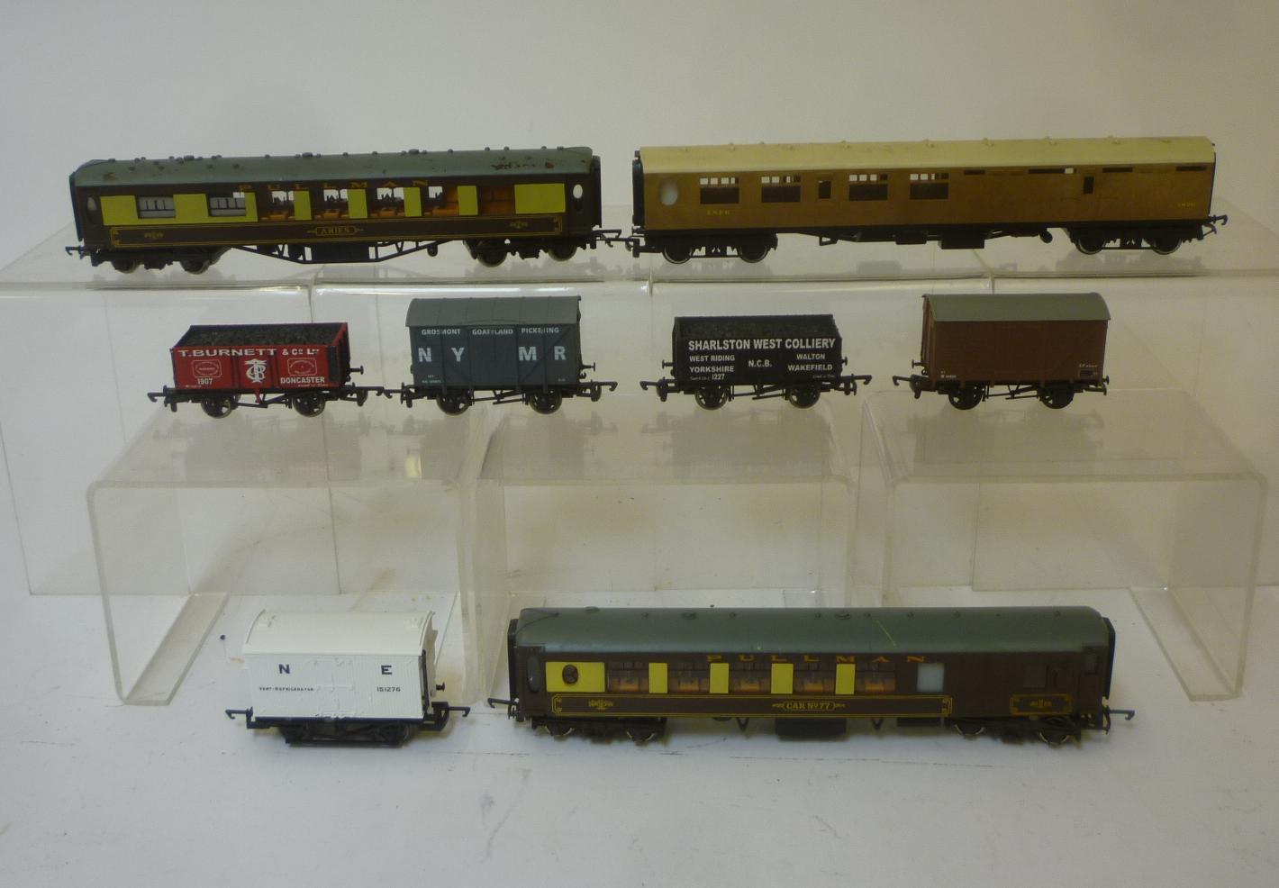 Three Wrenn Pullman coaches and five further goods trucks by Dapol Image