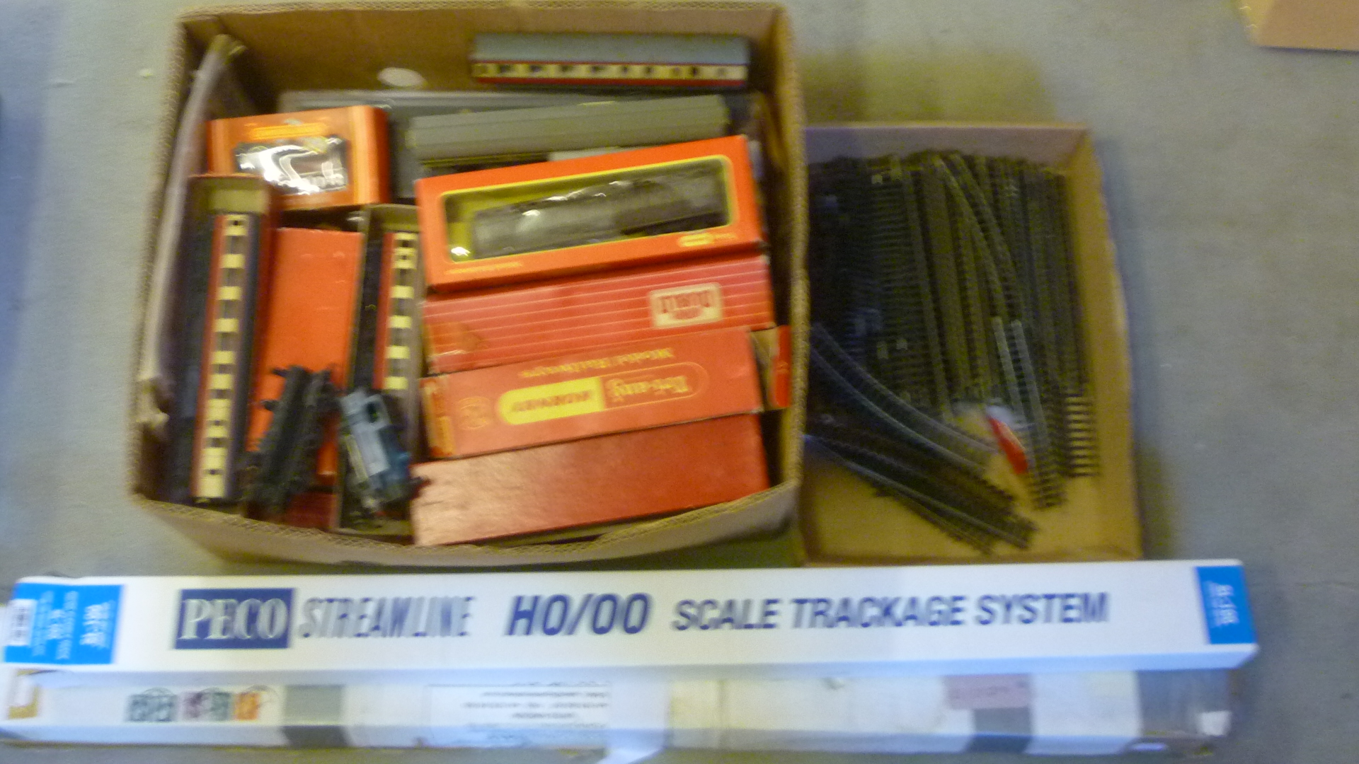 Seventeen various Hornby and Trix coaches including seven boxed Image