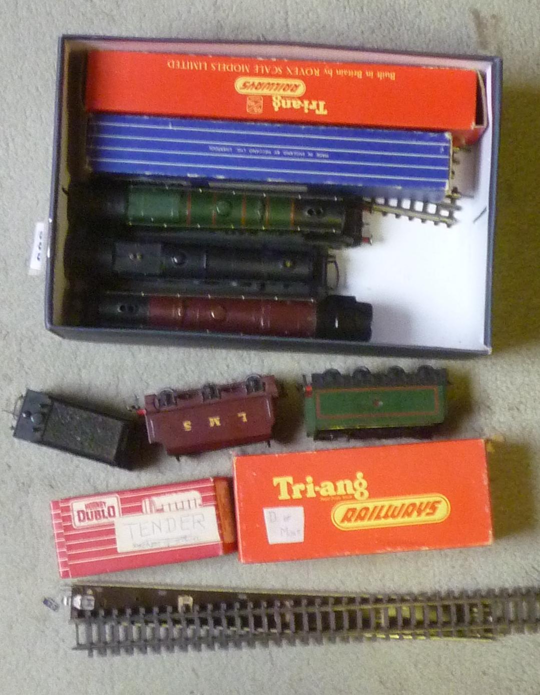 Hornby Dublo Duchess of Atholl 4-6-2 locomotive and tender in LMS maroon Image