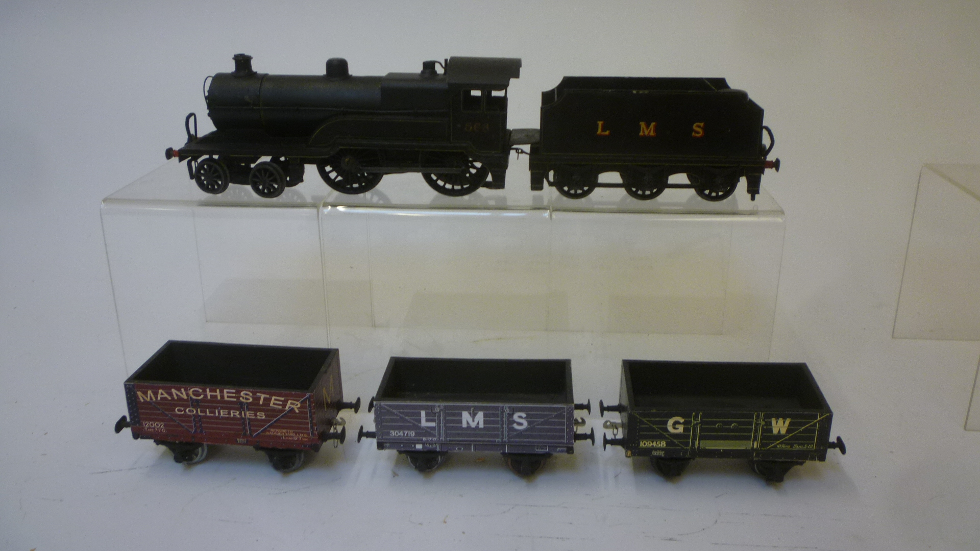 Leeds 4-4-0 tender locomotive finished in black 566 Image