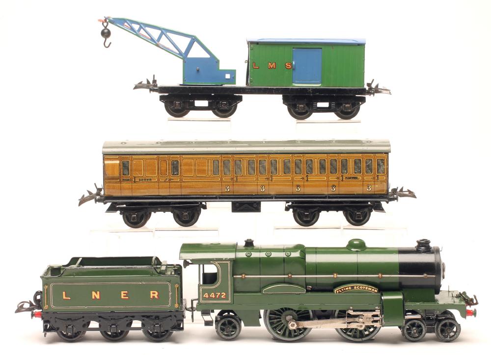 Hornby 20v electric Flying Scotsman locomotive in L.N.E.R. green Image