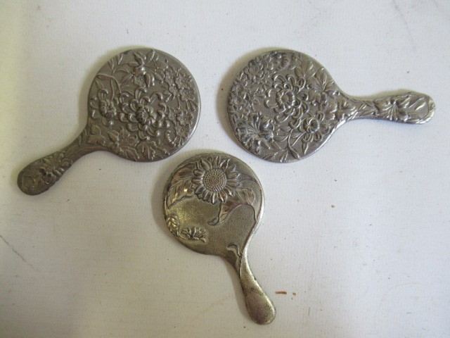 A tin of dolls dressing table items Image