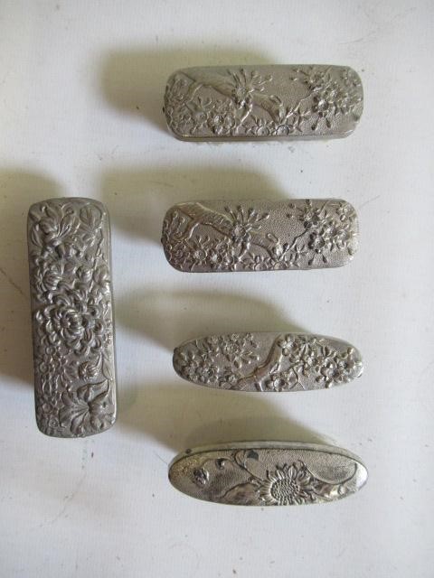 A tin of dolls dressing table items Image