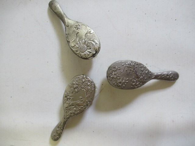 A tin of dolls dressing table items Image