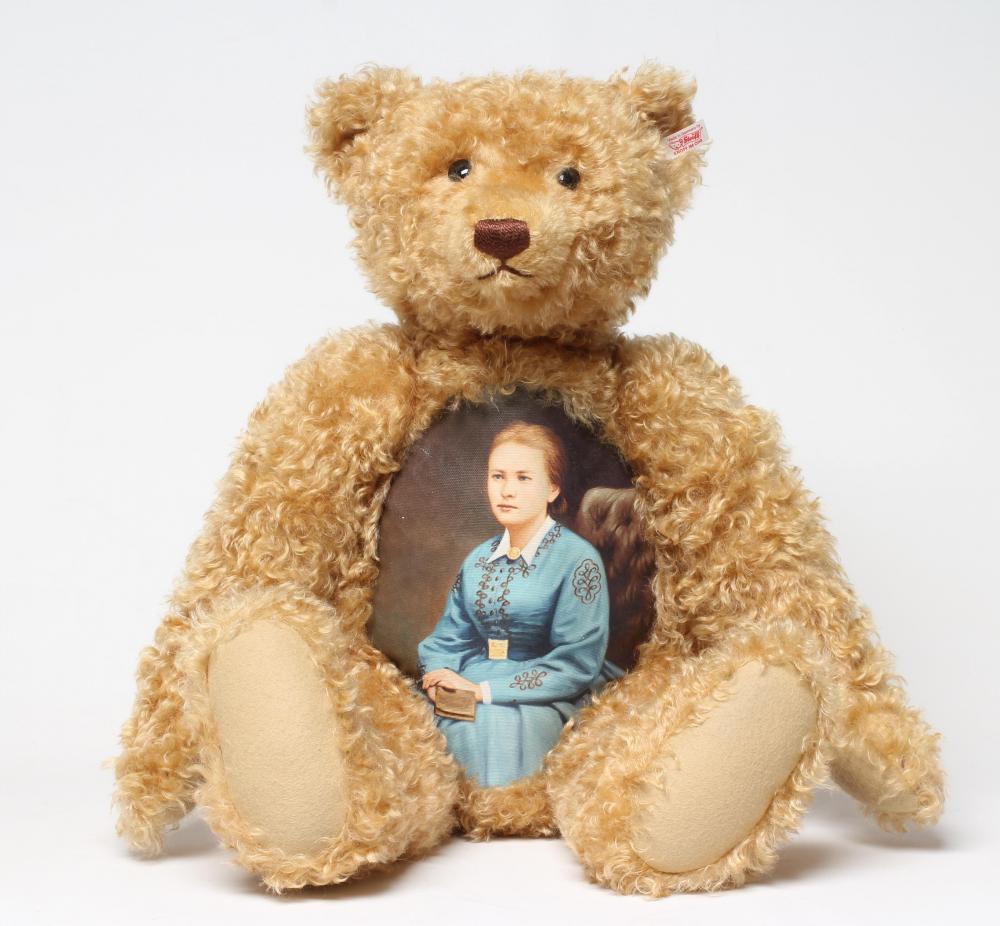 A limited edition Steiff "Margarete" growling teddy with sewn nose Image
