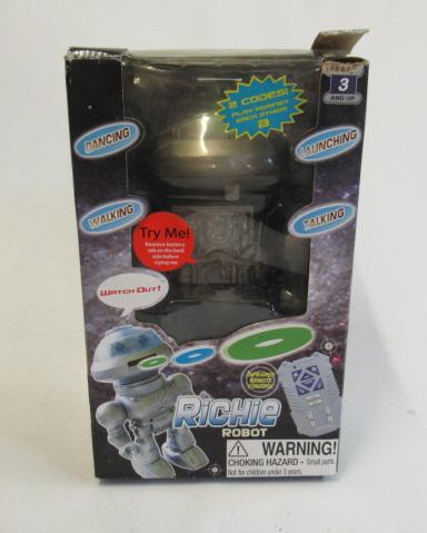 Richie Robot toy with remote control Image