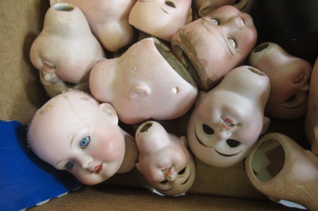 Thirty bisque dolls heads Image