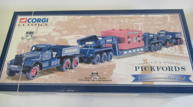 Corgi 55201 Pickfords Diamond T with twenty four wheel trailer Image