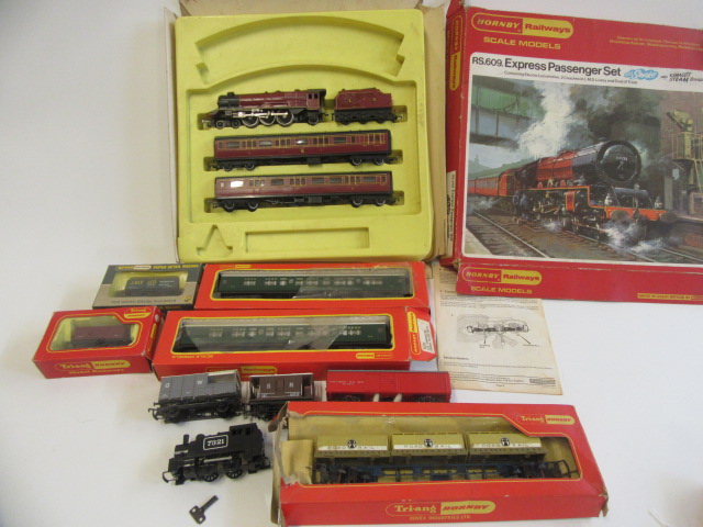 Playworn Triang Hornby Trains comprising RS609 Passenger Set Image