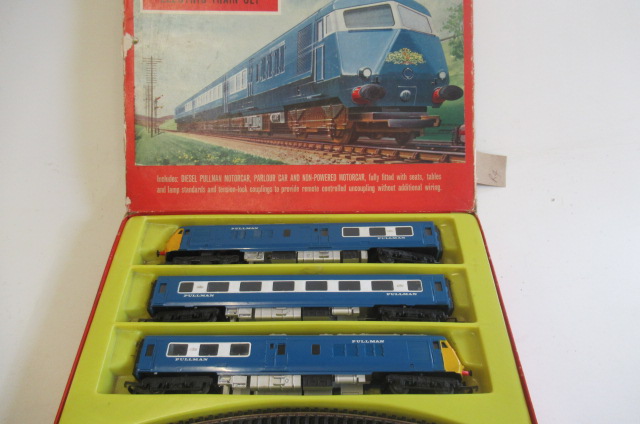 Triang Hornby blue Pullman Train Set with centre coach and track Image