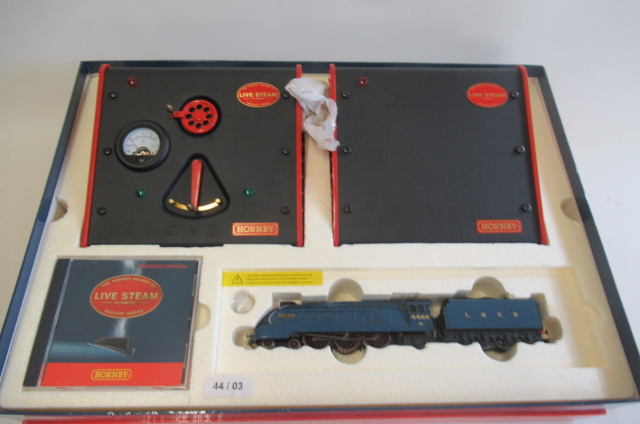 Hornby live steam Mallard Set with L.N.E.R. blue A4 Image