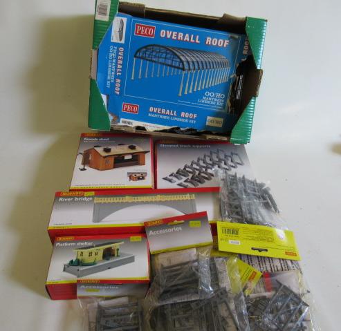 Hornby trackside accessories including Goods Shed Image