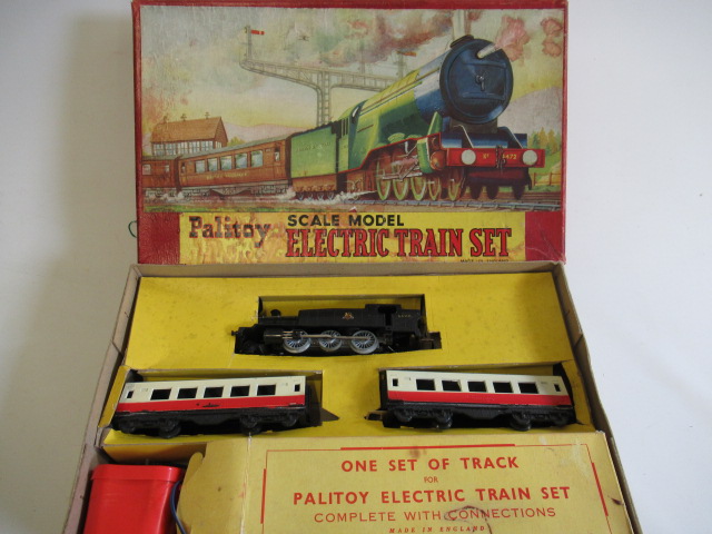 Palitoy Passenger Train Set in S-gauge with 2-6-2 B.R./W.R. Prairie Tank locomotive and two coaches Image