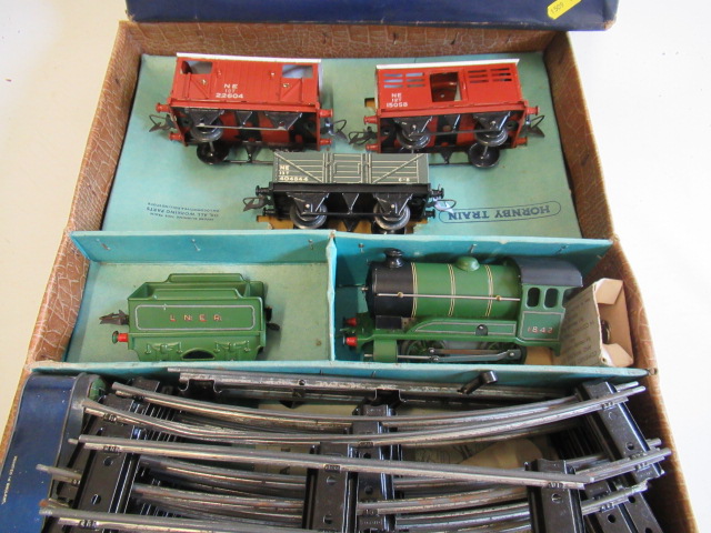 Hornby Trains Clockwork L.N.E.R. Goods Set with 0-4-0 locomotive in green Image