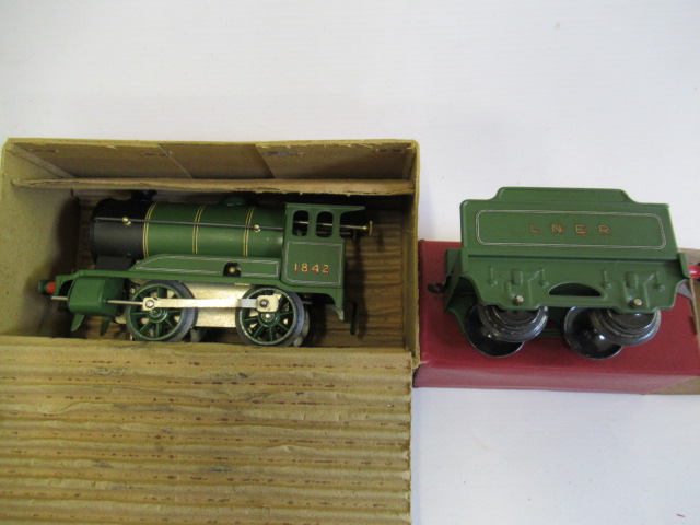 Hornby Trains 501 clockwork locomotive in L.N.E.R. green with 501 tender Image