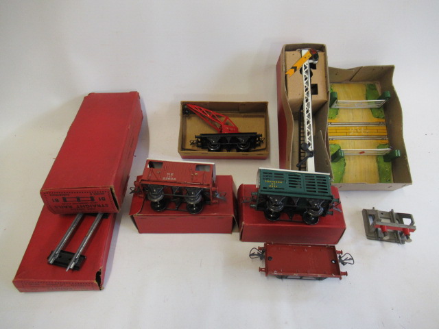 Hornby wagons and accessories comprising S.R. milk van Image