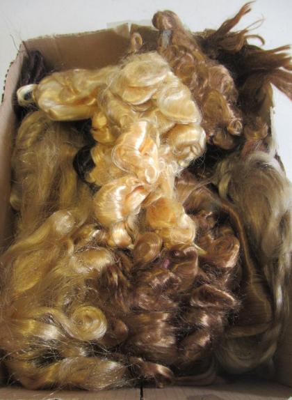 Twenty one assorted dolls wigs of varying colour (Est. plus 21% premium inc. VAT) Image