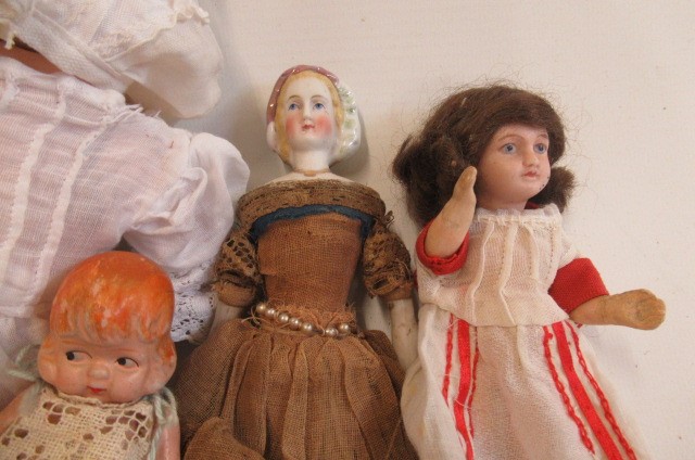 Four small dolls Image