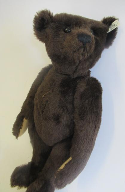 A boxed Steiff British Collector's 1907 replica teddy bear Image
