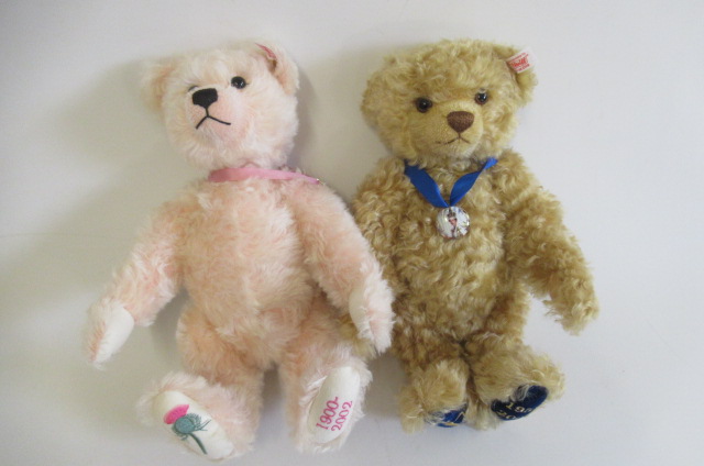 Two boxed Steiff teddies Image