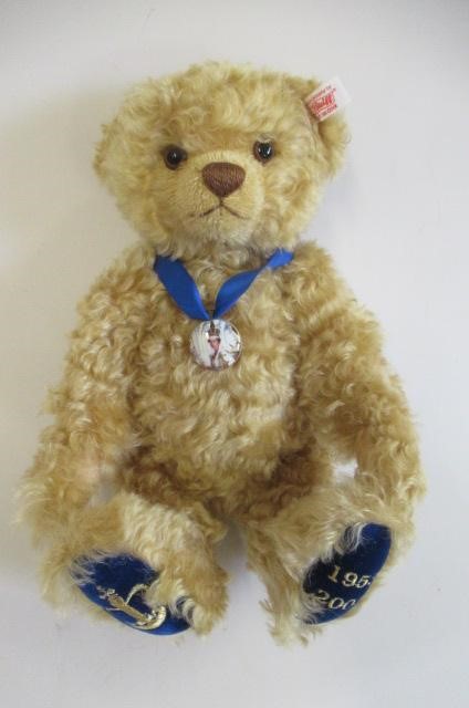Two boxed Steiff teddies Image