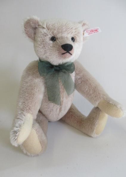A Steiff Perfekt bear Image