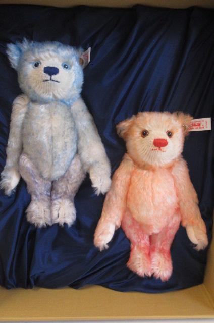 A boxed Steiff teddy bear set "Hello 2000 Good-Bye 1999" containing a blue and a pink bear Image