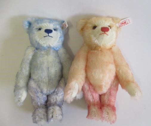 A boxed Steiff teddy bear set "Hello 2000 Good-Bye 1999" containing a blue and a pink bear Image