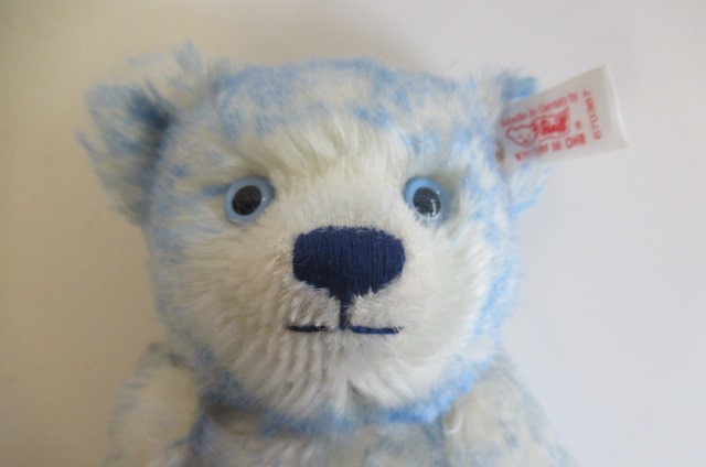 A boxed Steiff teddy bear set "Hello 2000 Good-Bye 1999" containing a blue and a pink bear Image