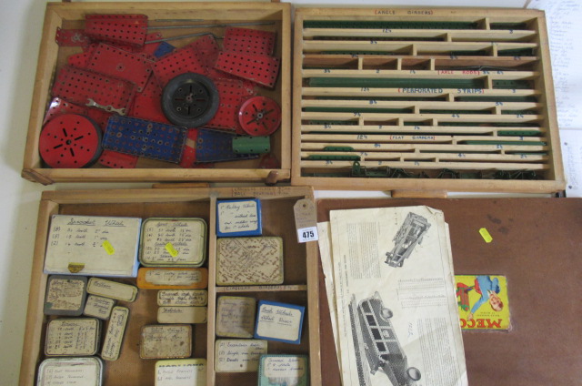 Red/green Meccano including gears Image