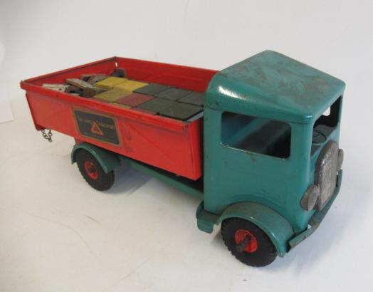 Triang Transport large steel tipper truck finished in green and red Image