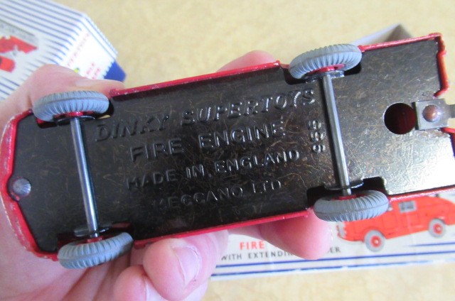 Dinky Fire Engines comprising 955 Fire Engine Image