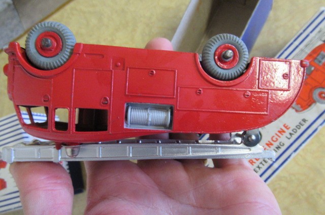 Dinky Fire Engines comprising 955 Fire Engine Image