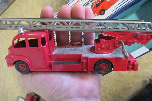 Dinky Fire Engines comprising 955 Fire Engine Image
