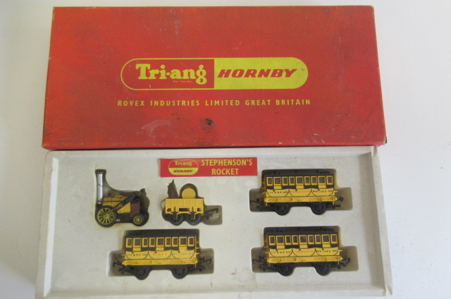 Hornby R346C Stephenson's Rocket with locomotive and three coaches Image