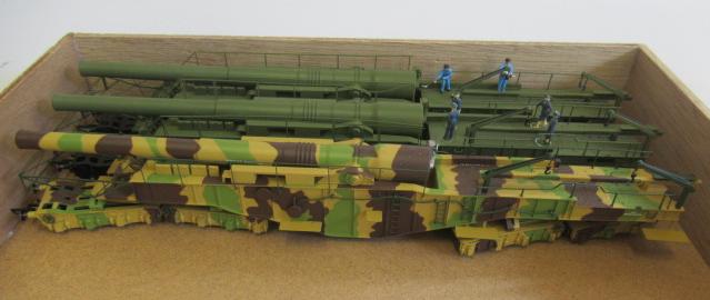 Three railway heavy guns by Oxford comprising two in green and one in yellow/brown finish Image